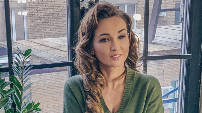 Чехова понежилась на кровати в кожаном платье и на шпильках