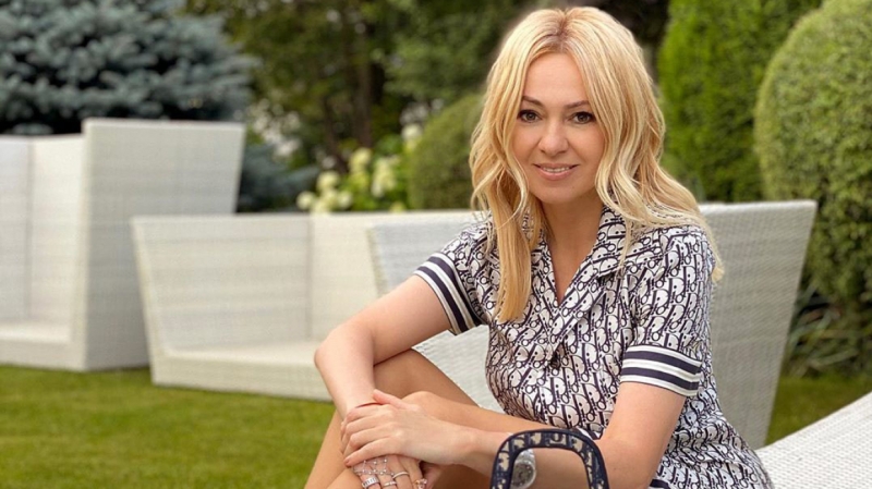 Яна Рудковская показала новую сумку-седло за 355 тысяч рублей