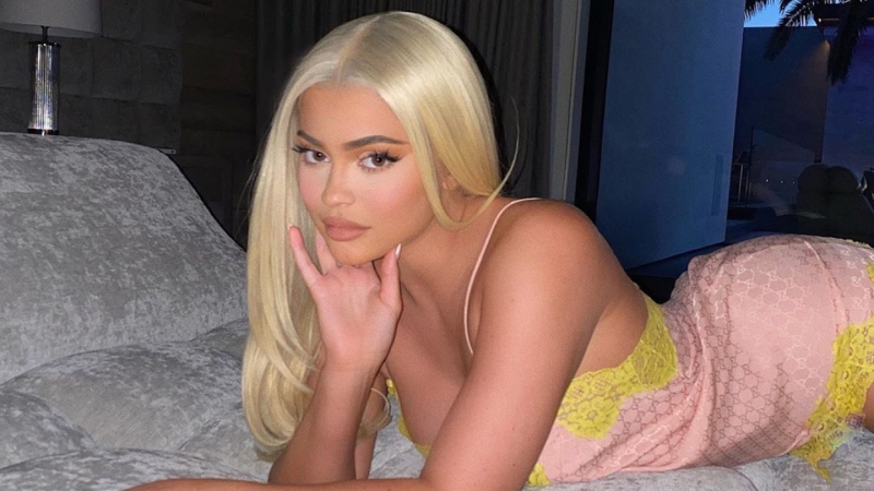 Кайли Дженнер в оранжевом мини сравнили с гигантской тыквой