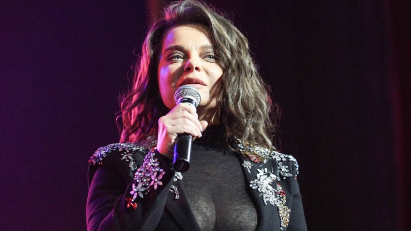 Королева похвасталась перед любовницей Тарзана пышным бюстом