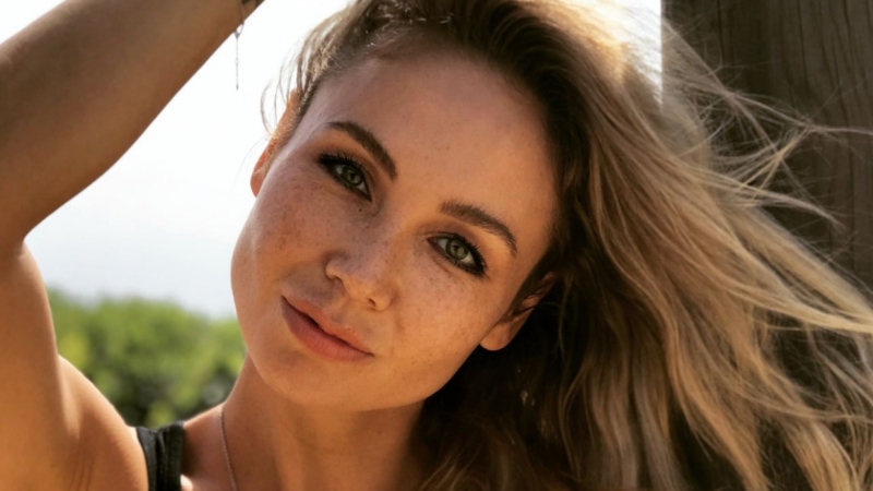 Ляйсан Утяшева показала идеальный шпагат в кожаном корсете 