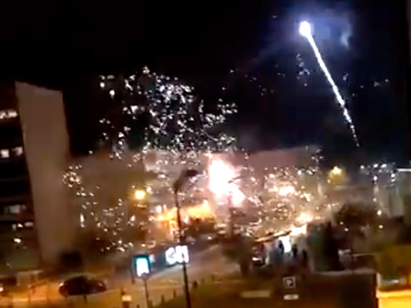 Несколько десятков человек напали на полицейский участок в окрестностях  Парижа