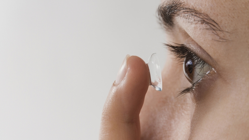 Офтальмолог объяснил, почему нельзя носить цветные линзы вечером