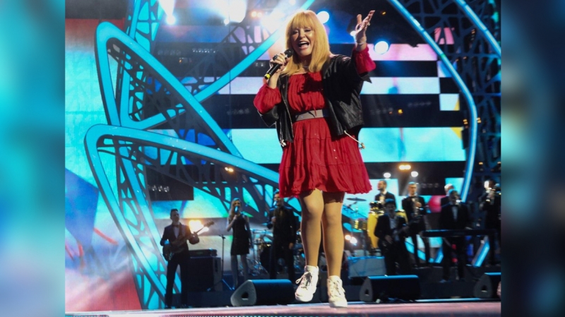 Соседов внезапно встал на защиту открытых ног 71-летней Пугачевой