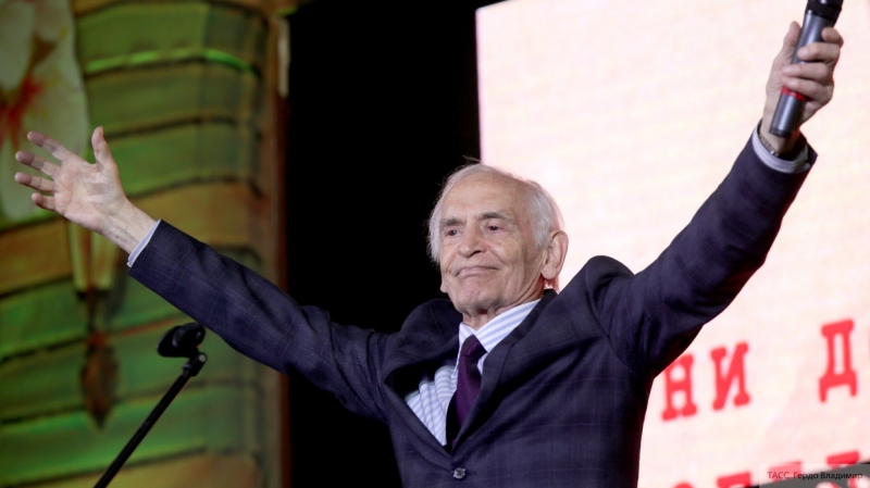 Коллега Ланового рассказал о выходках  влюбленной в актера пианистки