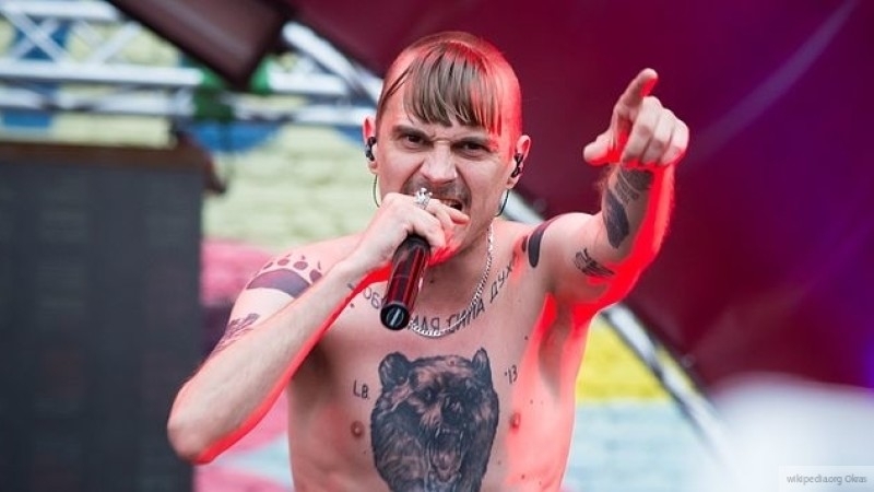 Лидер Little Big показал, как учит сына ходить в туалет на своем примере