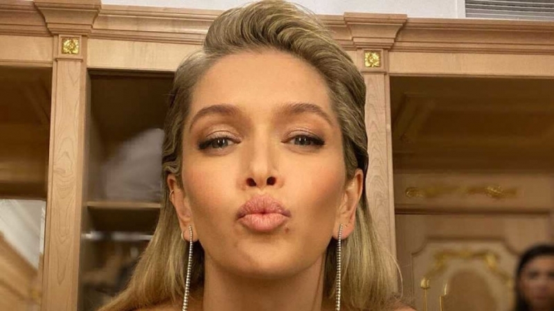 Вера Брежнева поразила фанатов образом в прозрачном плаще для нового клипа