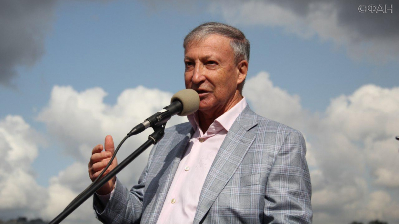 Альтов пришел на знакомство с Хазановым с портвейном и пачкой «Беломора»