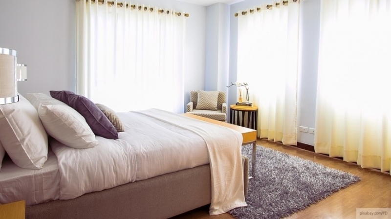 Эксперт Роскачества развеял миф о вреде сна рядом со смартфоном