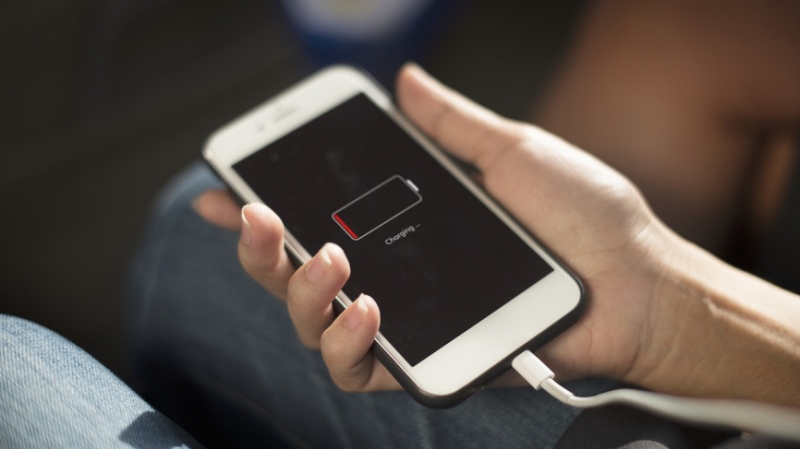 Роскачество назвало распространенные ошибки при зарядке смартфона