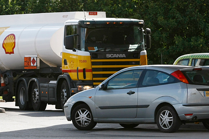Великобритания призовет военных на борьбу с дефицитом бензина